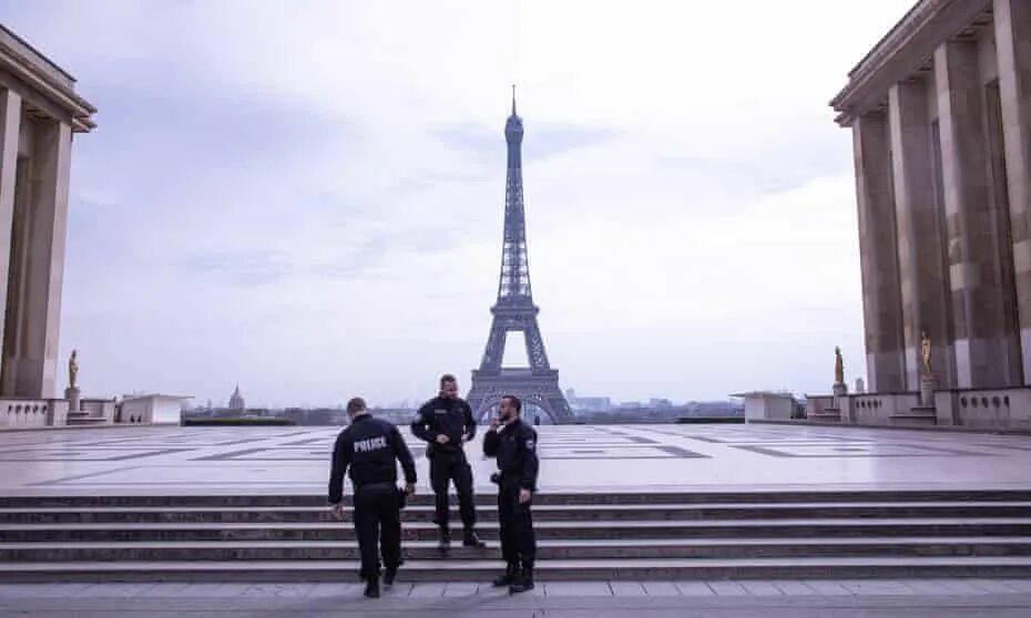 Французский решиться. Триумфальная арка беспорядки. Французский решиться. Человек с флагом франции. Франция коронавирус.