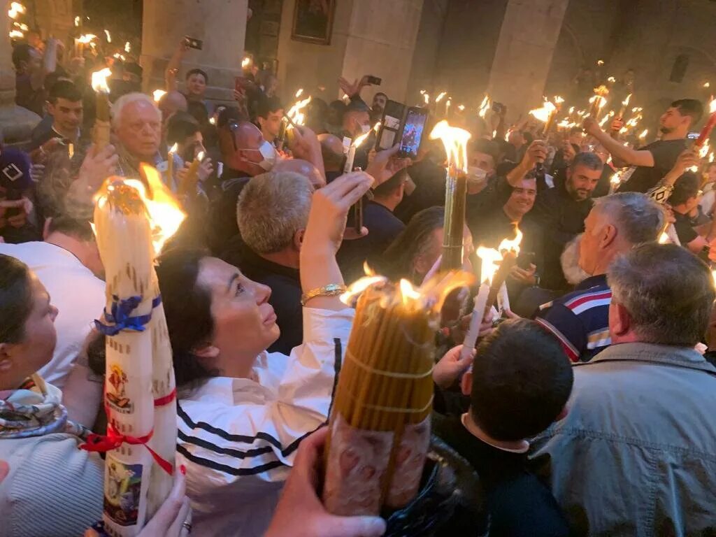Благодатный огонь когда сходит в какое время. Схождение благодатного огня в иерусалиме. схождение благодатного огня 1579. благодатный огонь 2025.