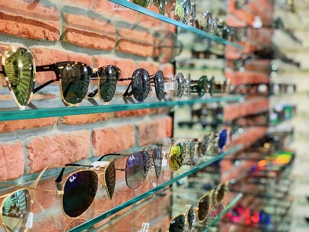 Шоу рум солнечные очки. Магазин солнцезащитных очков. Store солнцезащитные очки. Магазин очков. Радужные очки.