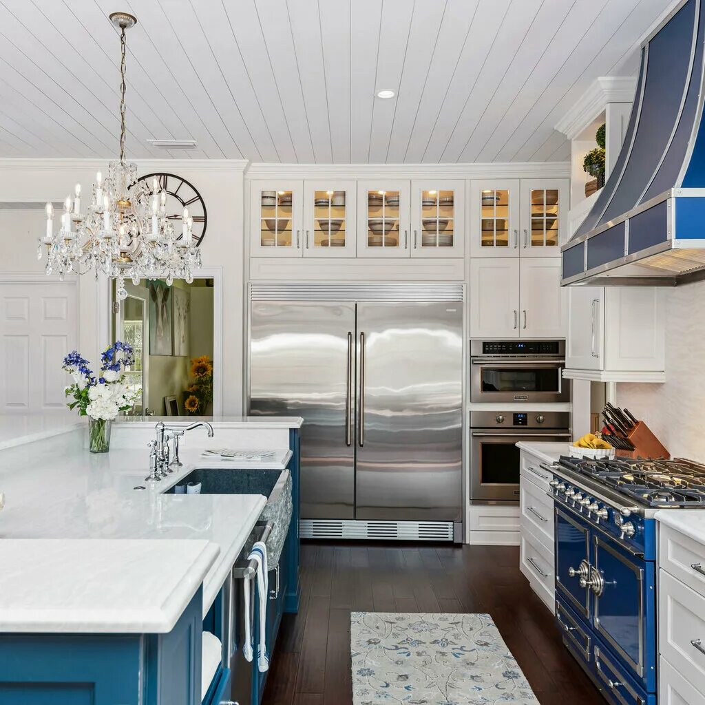 интерьер кухни в доме. красивые кухни с островом.