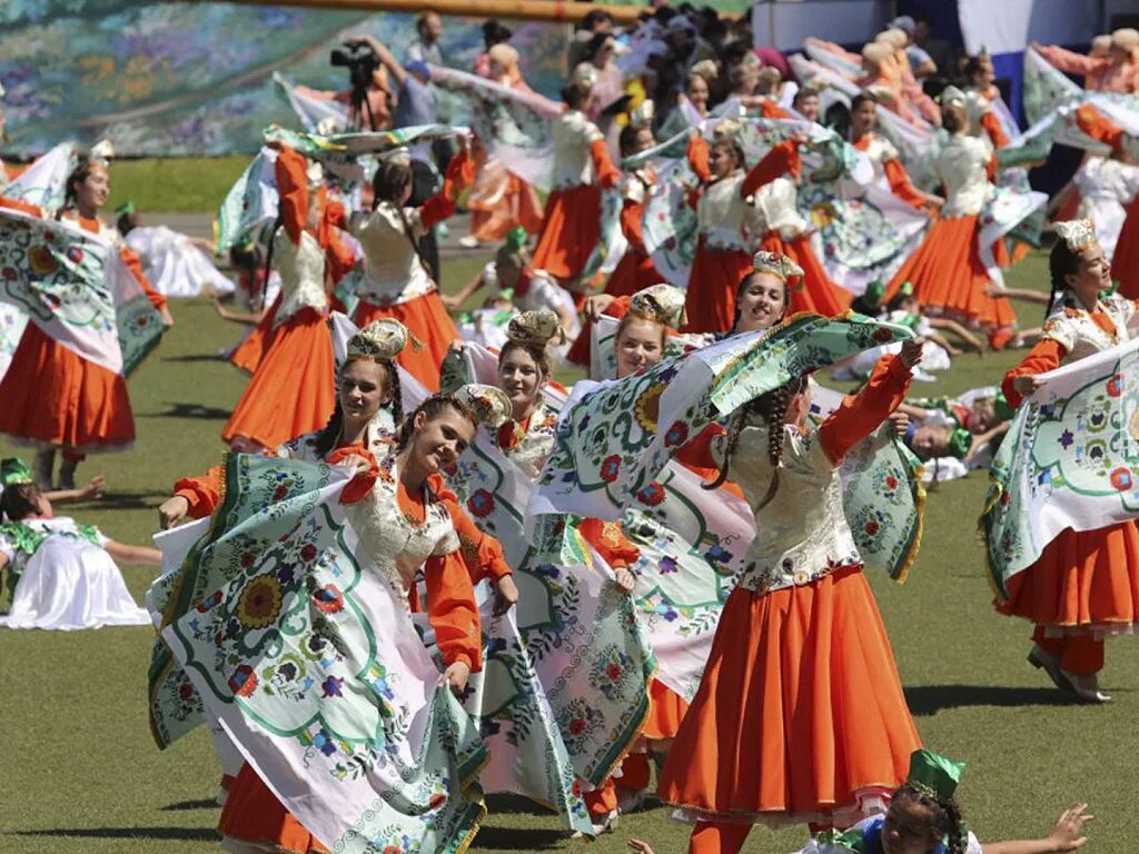 Национальные праздники татарстана сабантуй. Сабантуй в кукморе 2021. Татаро-башкирский праздник сабантуй. Традиция татарстана сабантуй. Сабантуй красивые наряды.