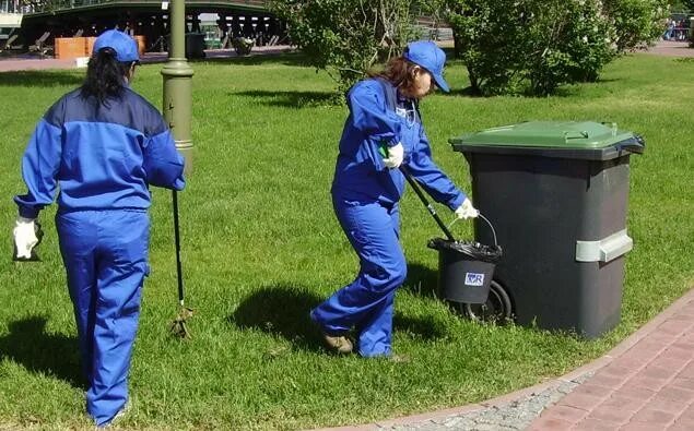 Уборка мусора в мешки. Уборка территории. Отходы от уборки бань, саун. Уборка территории. Уборка мусора.