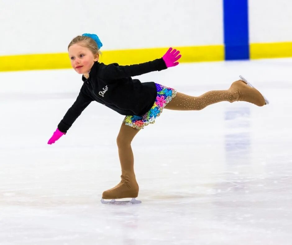 Юный фигурист дети 11 лет. Юный фигурист. Фигуристка елена радионова в купальнике. София фигуристка тутберидзе. Кристина антипина фигуристка тюмень.