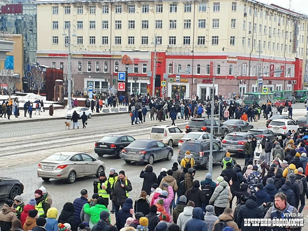 Главные новости екатеринбурга. Площадь 1905 года Екатеринбург. Площадь 1905 года в Екатеринбурге сейчас. Камера площадь 1905 года Екатеринбург. ДТП на площади 1905 года в Екатеринбурге.