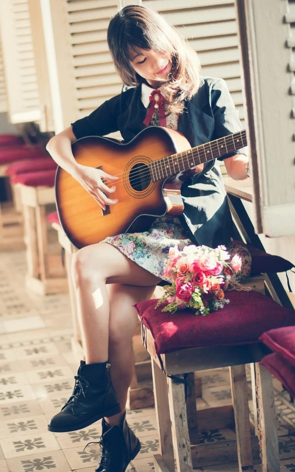 Вокальная гитара. Девушка с электрогитарой. Красивая девушка с гитарой. Девушка с классической гитарой. Фотосессия с гитарой девушка.