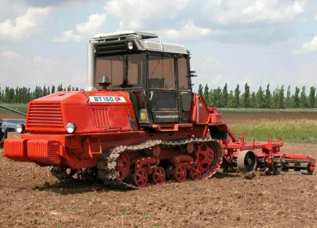 Гусеничный трактор вт-150 де. Гусеничный трактор вт 150. Трактор вгтз 150. Вт-100 трактор. Кабина трактора вт 150.
