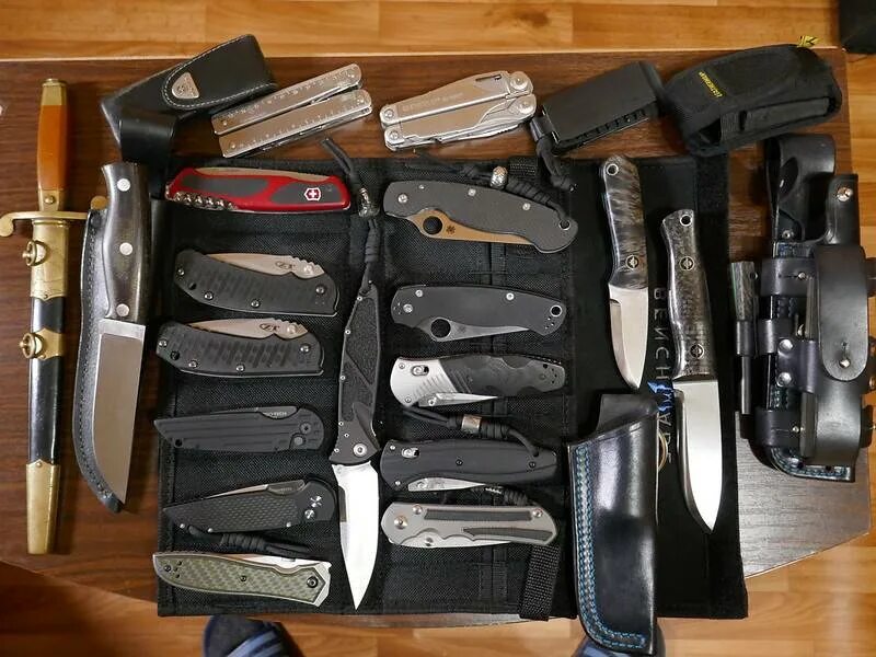 Коллекционные ножи. Хранение коллекции ножей. Коллекция холодного оружия. Домашние коллекции ножей.