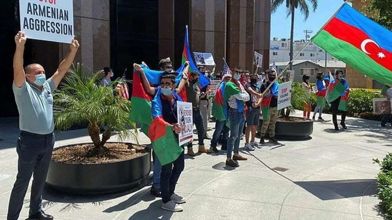 Против азербайджанцев. Армяне против украинцев. Против азербайджанцев. Против армян. Армянская церковь в лос анджелесе.