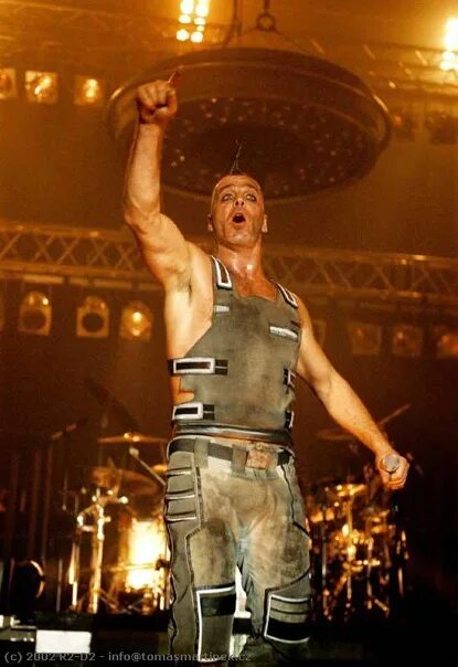 Рамштайн mutter. Rammstein 2001 mutter tour тилль. rammstein 2001 tour. рамштайн концерт 2001. rammstein mutter концерт.