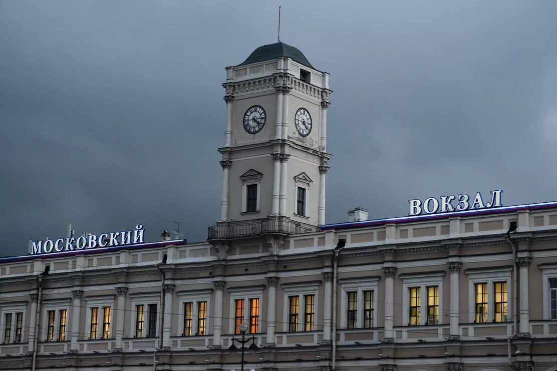 Туту московский вокзал. Московский вокзал Санкт-Петербург Архитектор. Тон Московский вокзал в Петербурге. Главный Московский вокзал в Питере. ЖД вокзал Питер Московский.