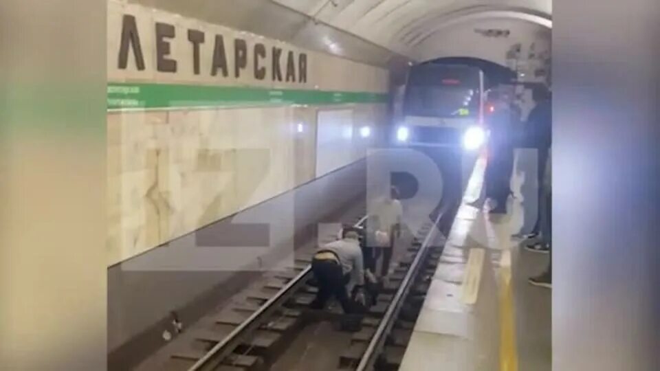 Помощник машиниста тепловоза. Смешной машинист метро. Машинист смеется. Машинисту стало плохо. Помощник машиниста локомотива.