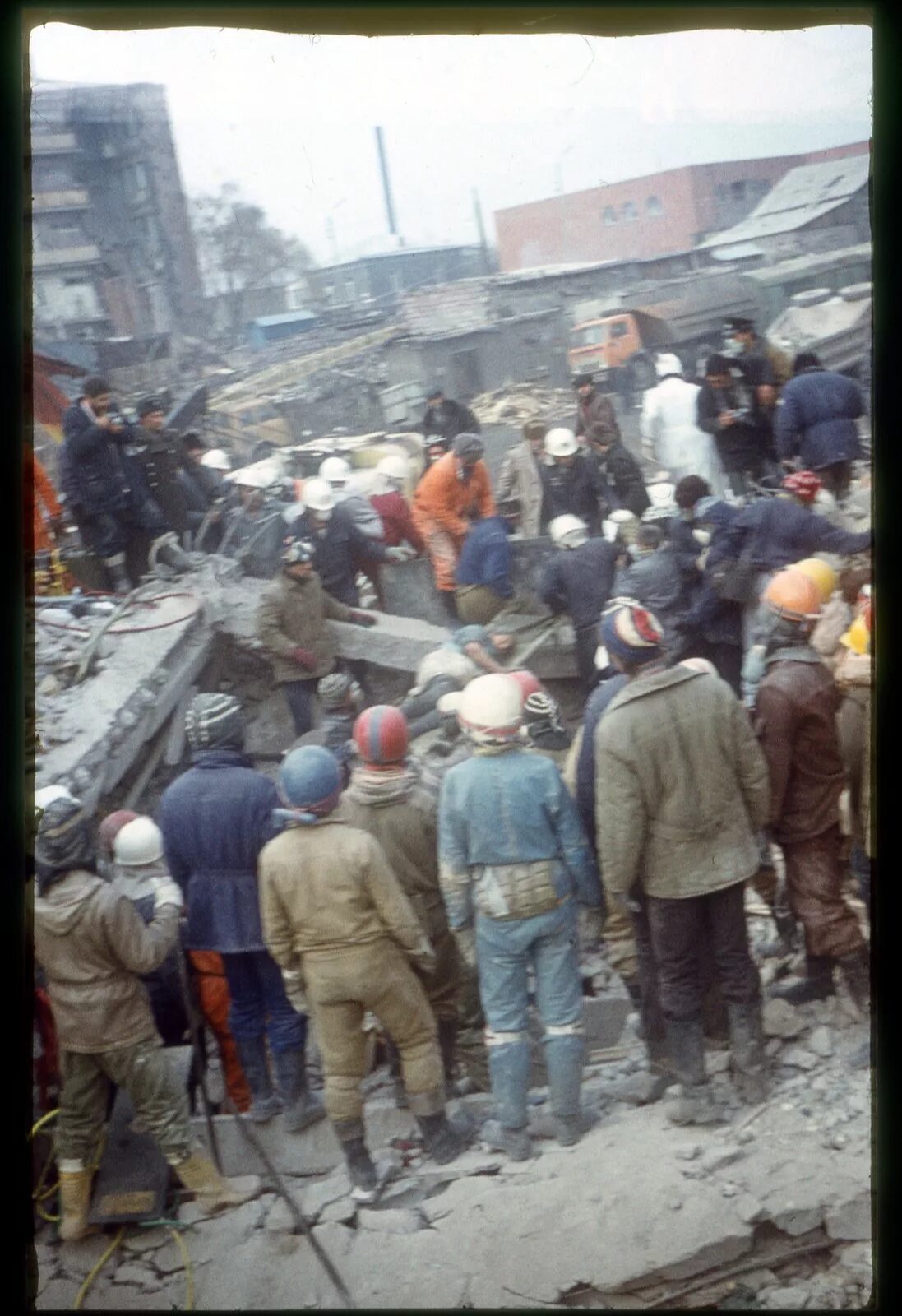 Землетрясение в гюмри. Ленинакан землетрясение 1988. землетрясение в армении 1988 ленинакан. землетрясение в армении в 1988 году ленинакан. спитакское землетрясение 1988 ленинакан.