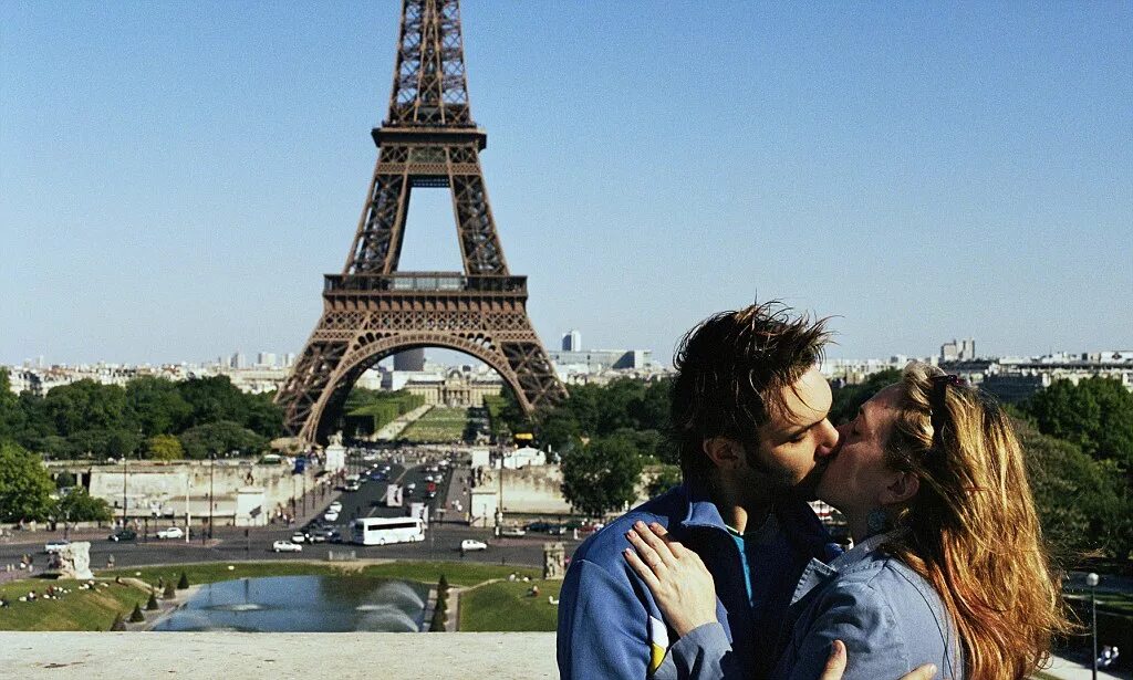 Влюбленные во Франции. Франция поцелуй. Поцелуй в Париже. Французский поцелуй Париж. Страстный французский