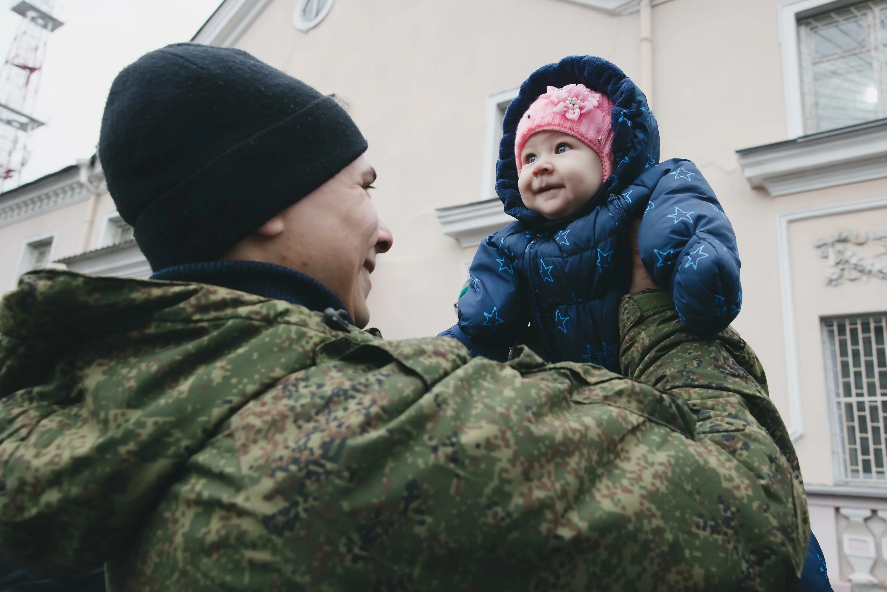Мобилизованные прощание с детьми. Дети военнослужащих. Многодетный отец. Мобилизация уфа. Многодетный отец.