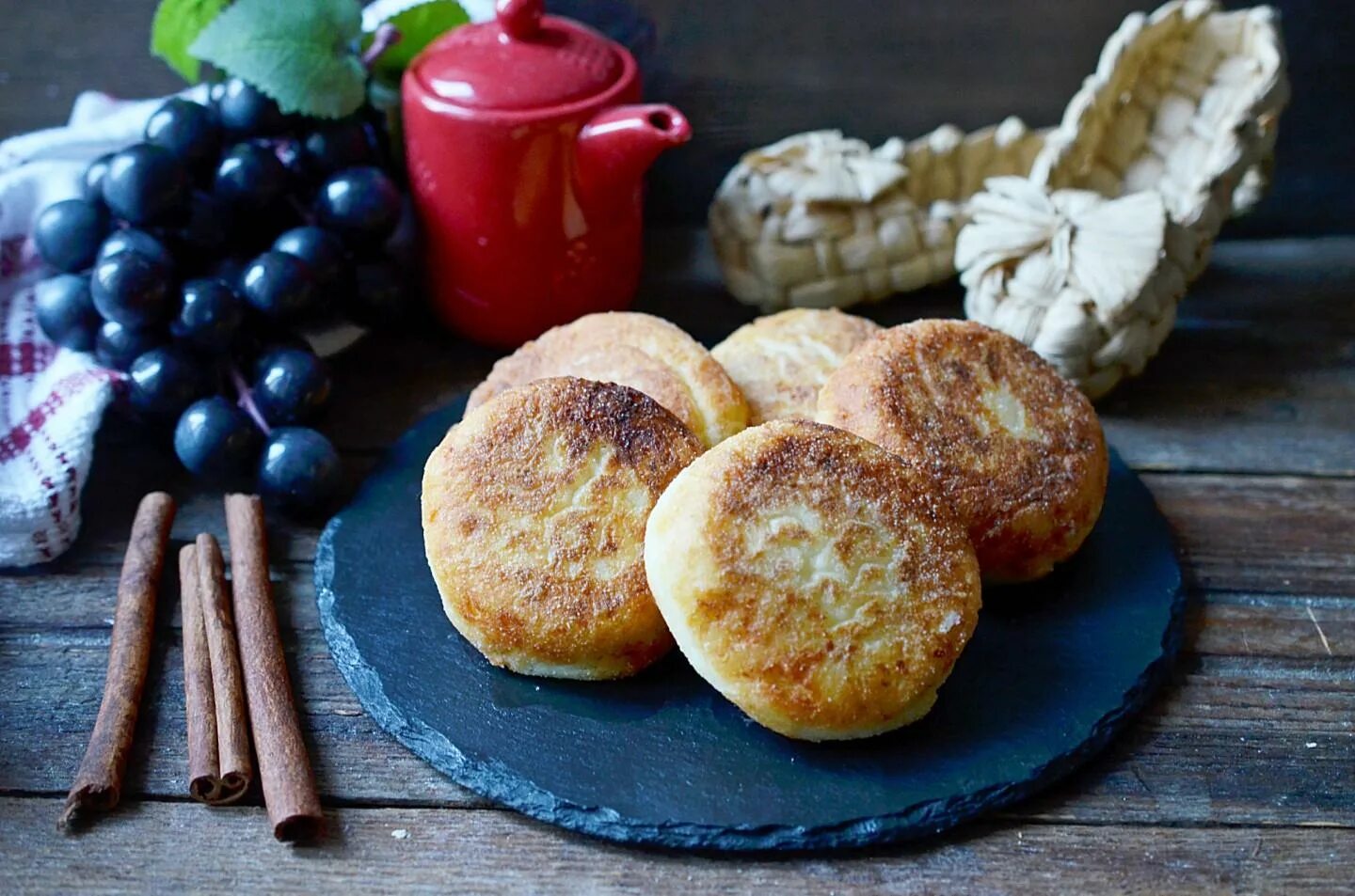 Сырники из 1 творога рецепт. Сырники. Сырники из творога. Нежные сырники. Сырники на сковороде.