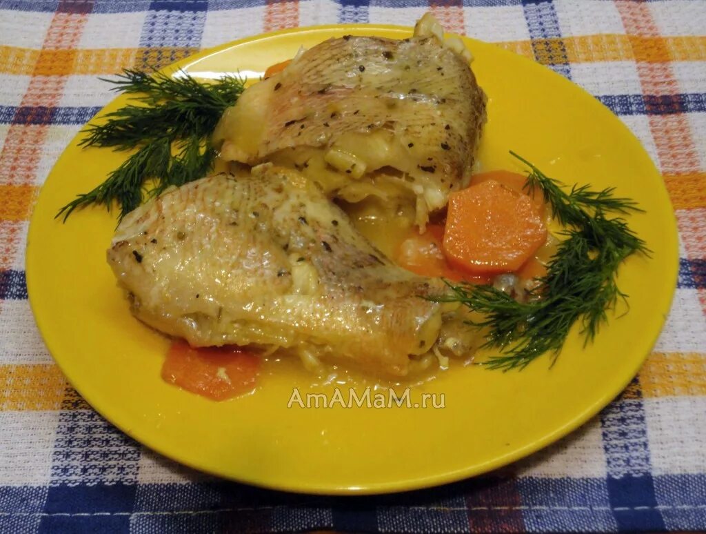 окунь тушеный с овощами. морской окунь в сливочном соусе. тушеный морской окунь на сковороде. тушеный морской окунь на сковороде. окунь тушеный.