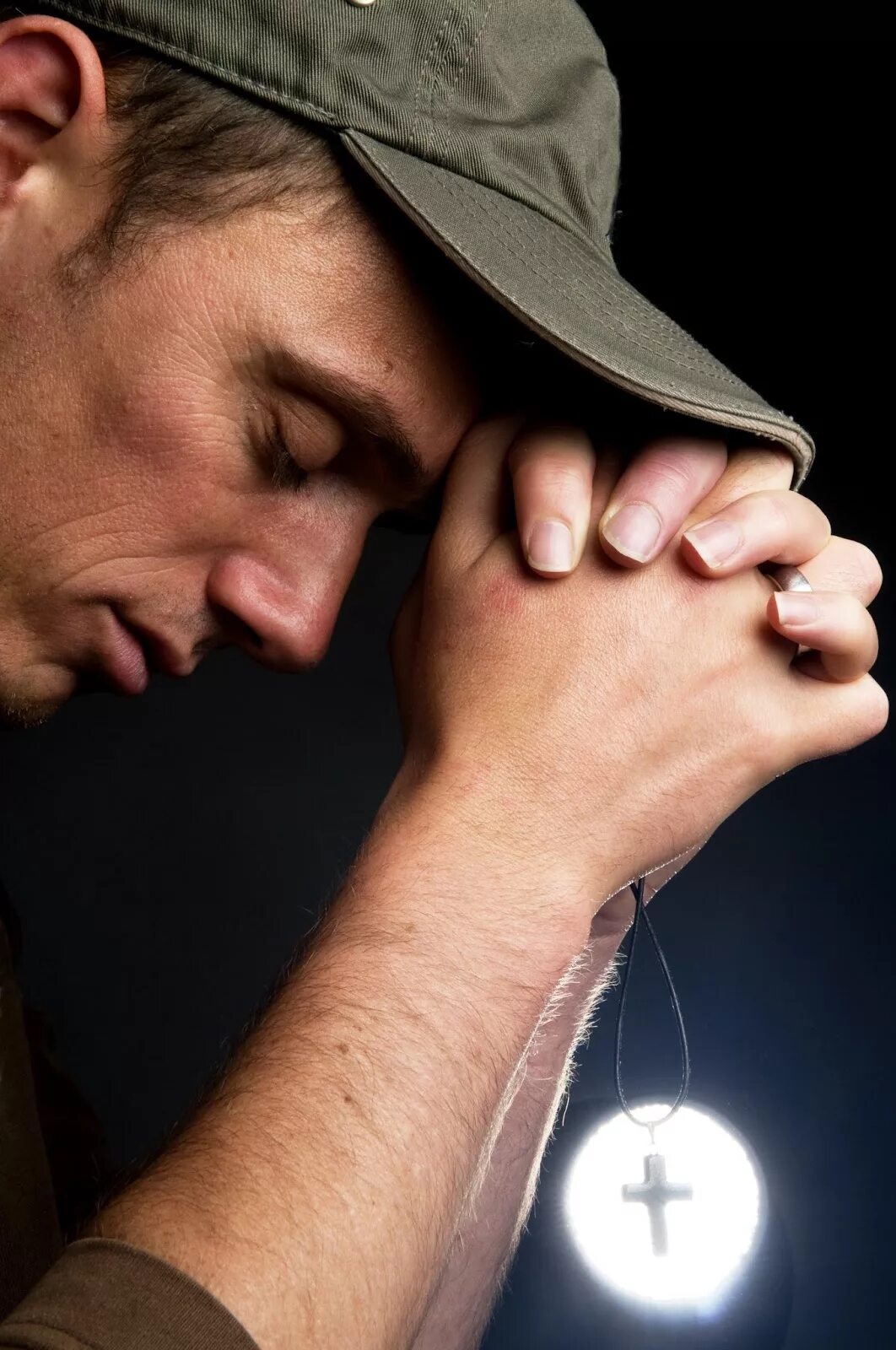 Контакты верующего человека. Человек молится. Мужчина молится. Мужчина молится перед крестом. Мужчина молится Богу.