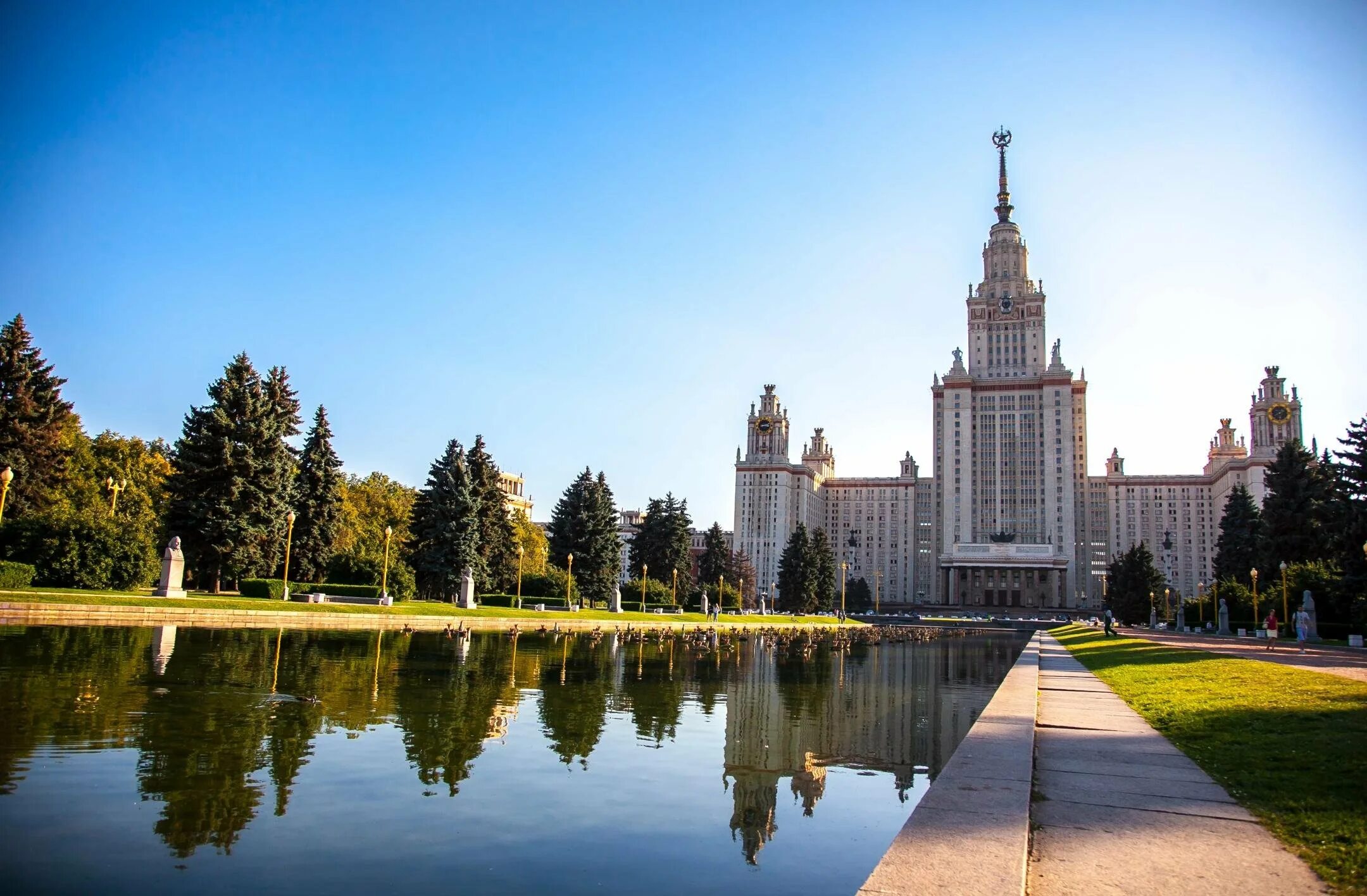Площадь мгу. Мгу воробьевы горы. сквер мгу. парк на территории мгу.