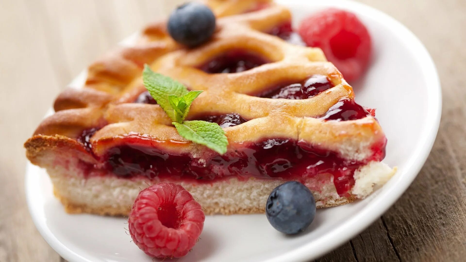 Пирог из песочного теста с ягодами. Выпечка на десерт на скорую руку. Пирог с вареньем. Чай с пирогом. Выпечка на десерт на скорую руку.