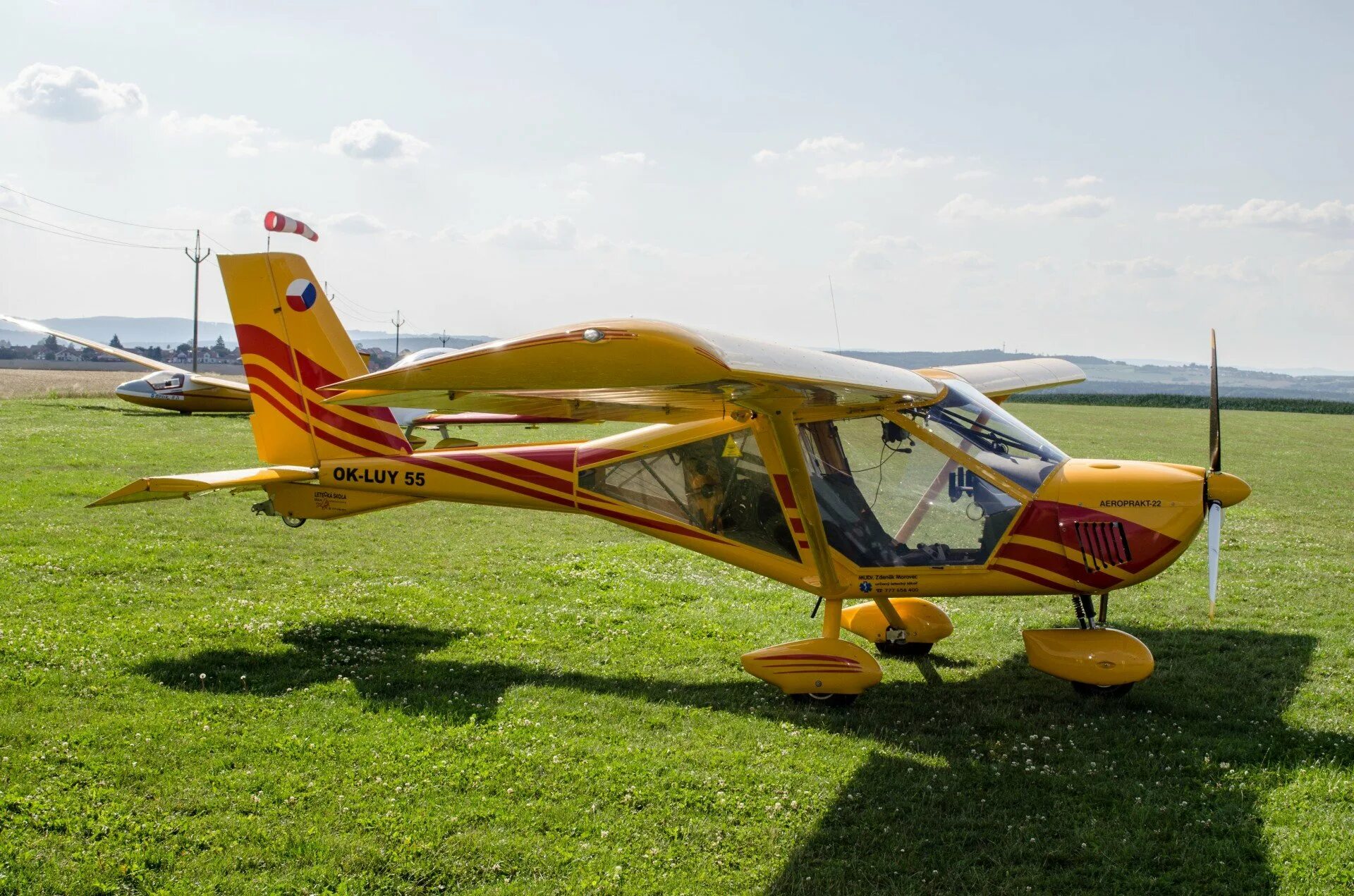 Самый маленький самолет. Самый маленький самолет в мире кри. Очень маленький самолет. Очень маленький самолет. Маленький самолет.