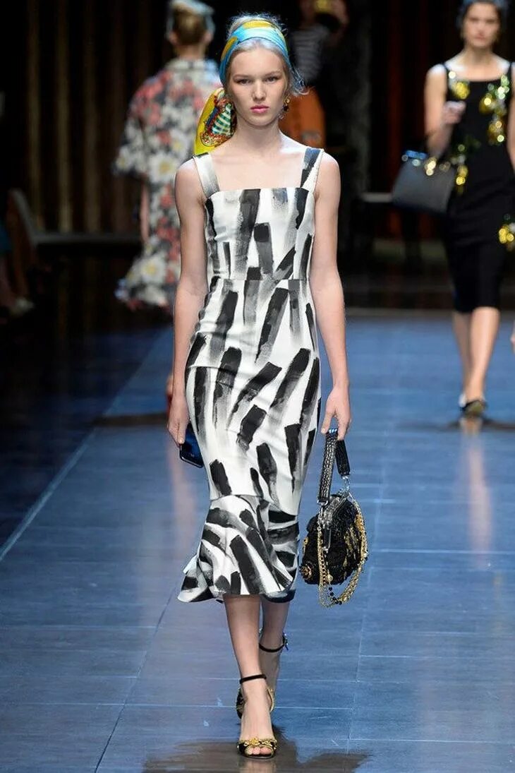 Платья весна лето 2021 полоска. Тренды моды. Тренд лета 2016 года. Мода в 2021 году женская цветочный принт. Мода в цветном.