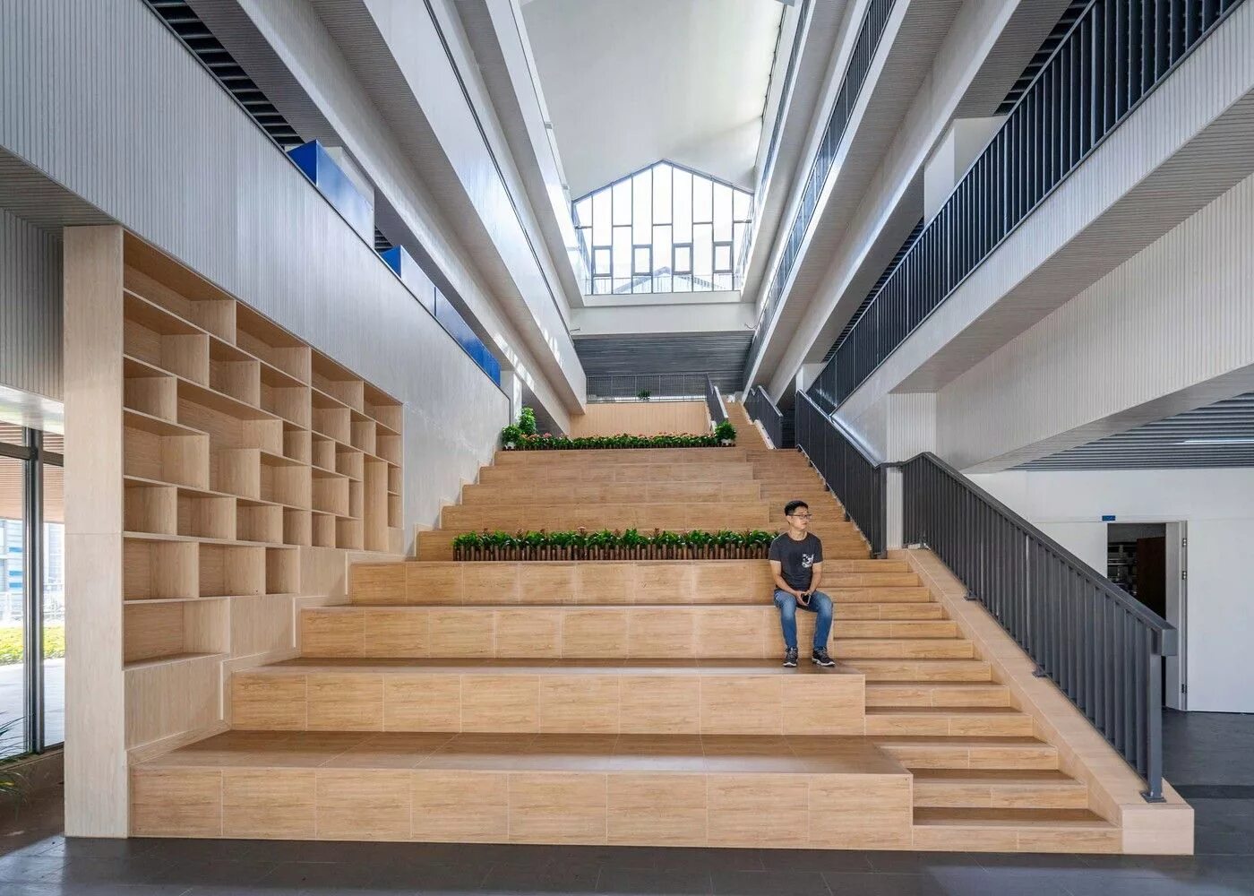В школе втором этаже. Лестницы Atrium Атриум. Японская школа архитектура. Лестница в современной школе. Красивая лестница в школе.