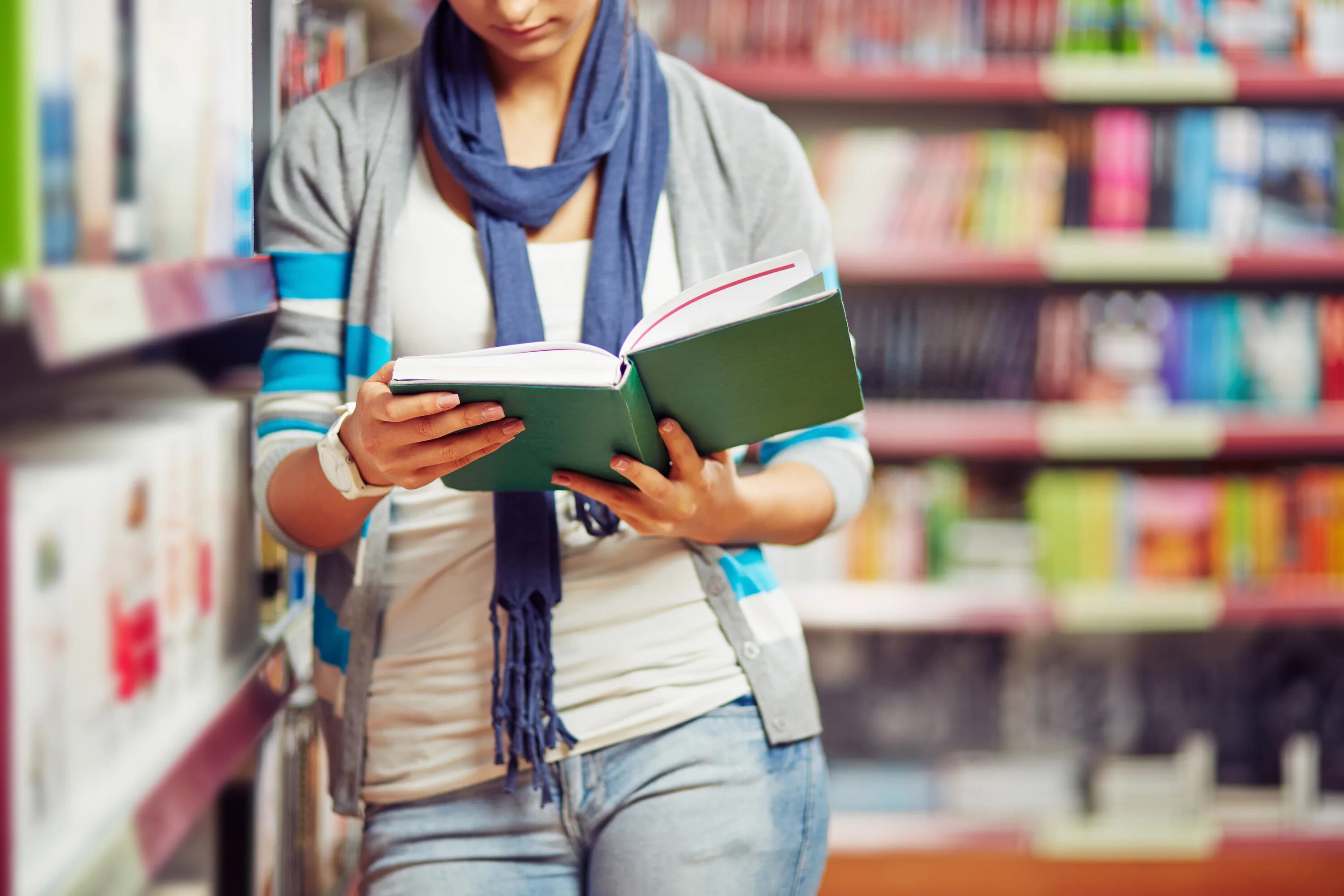 Read booking. Читает книгу в библиотеке. Публичное чтение книги. Students in Library. Student reading book.