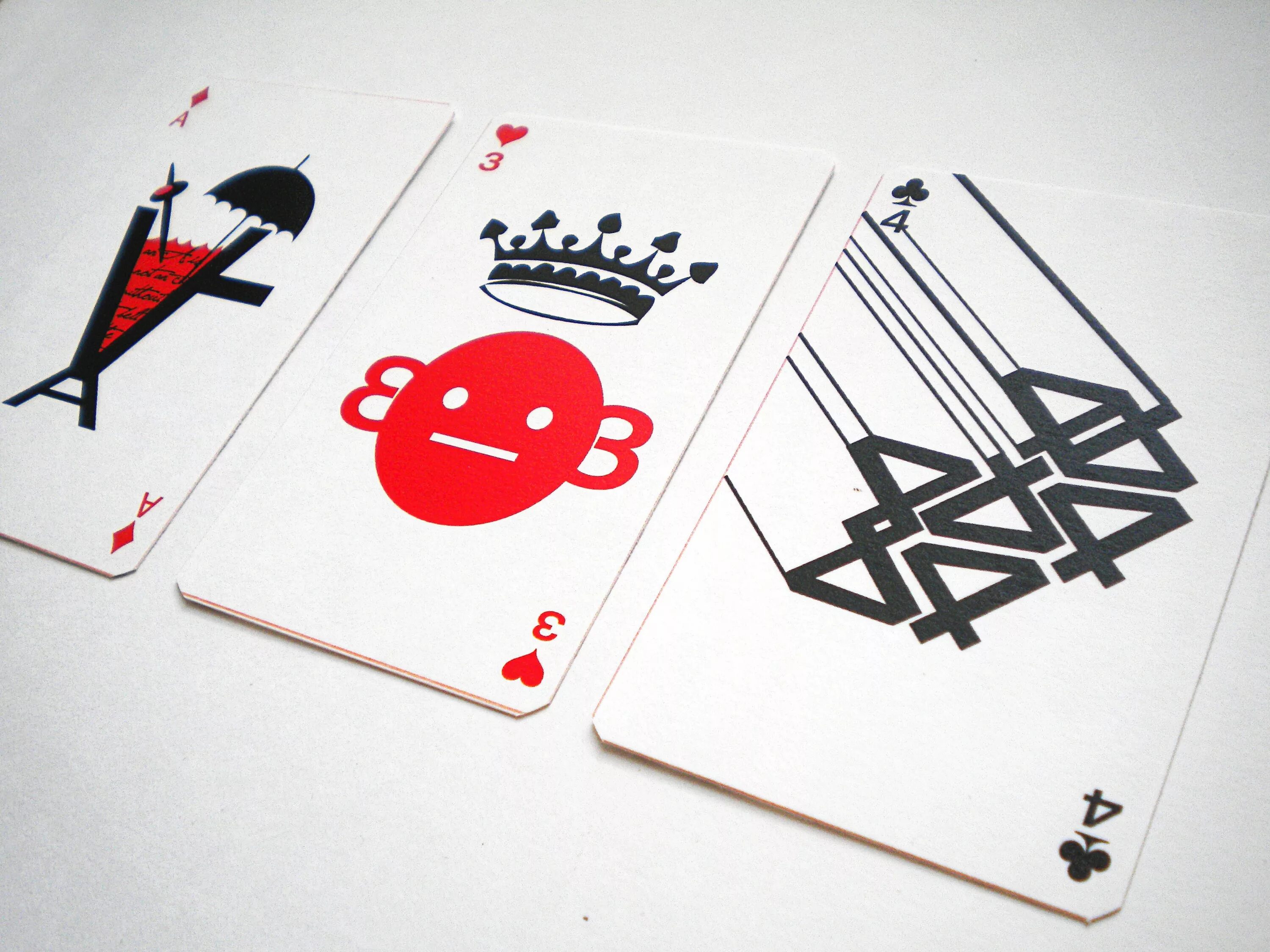 Необычный дизайн карт. Карты игровые стильные. Необычные игральные карты. Дизайнерские игральные карты. Колода карт минимализм.