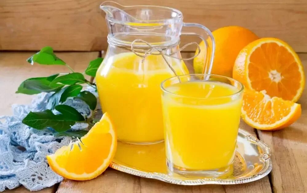 Компот из апельсинов и лимона. Апельсиновый сок. Свежевыжатый апельсиновый сок. Цитрусовый лимонад. Свежевыжатые соки апельсиновый.