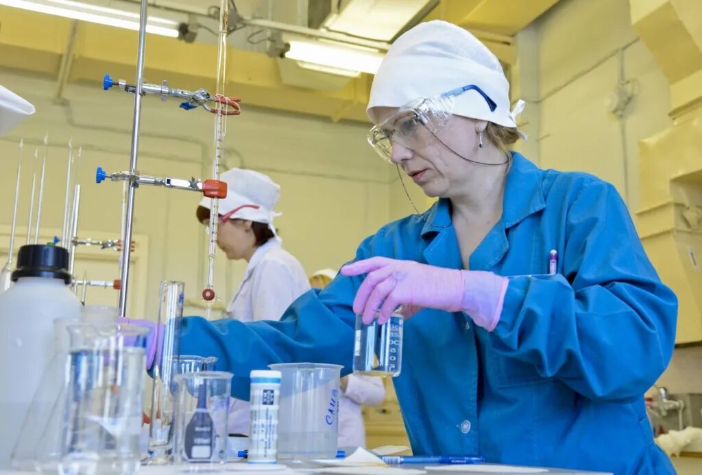 химия в фармацевтике. крупная биохимия. крупная биохимия. биозавивка alter ego. пробирки с кровью.