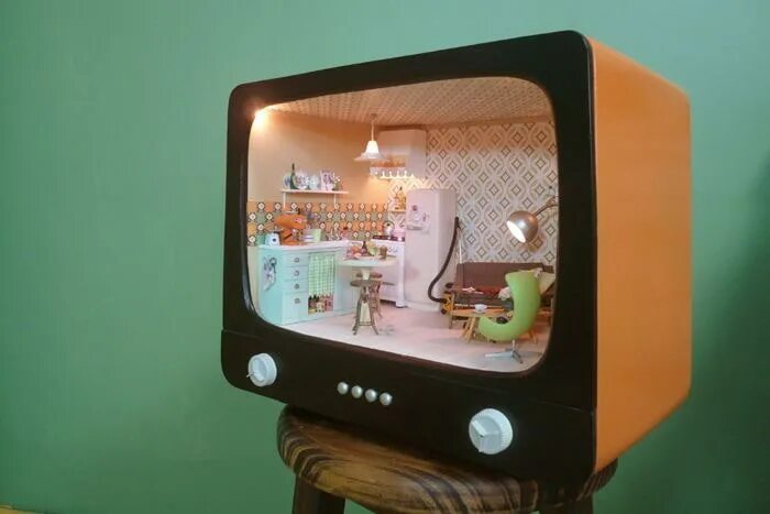 Телевизор из картона. Телевизор из картонной коробки. Поделка телевизор. Телевизор для кукольного домика.