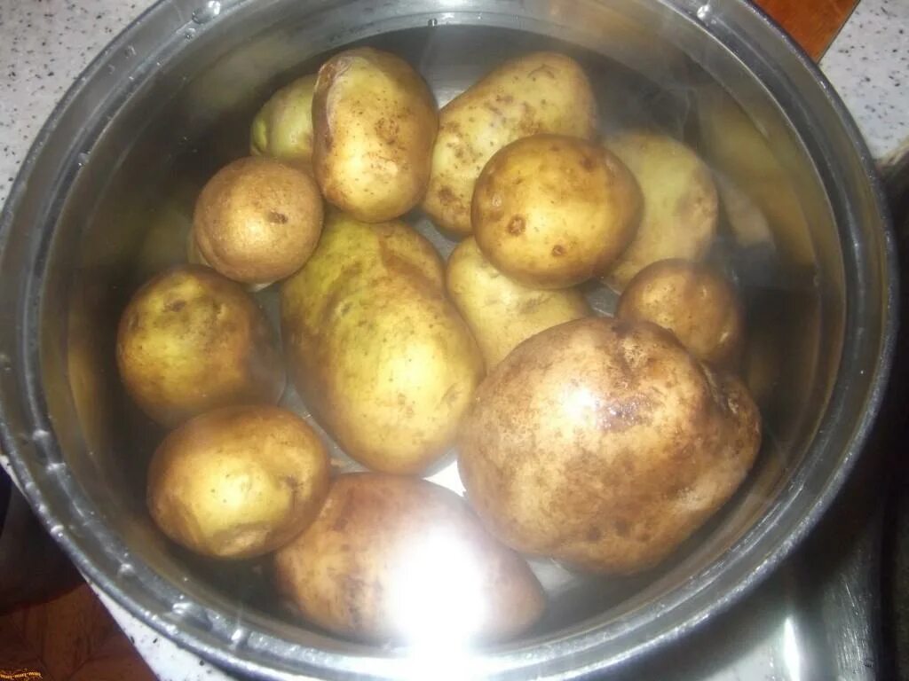 Сколько варить картошку очищенную после закипания. Недоваренный картофель. Картошка в мундире в кастрюле. Переваренная картошка. Картофель вареный в мундире.