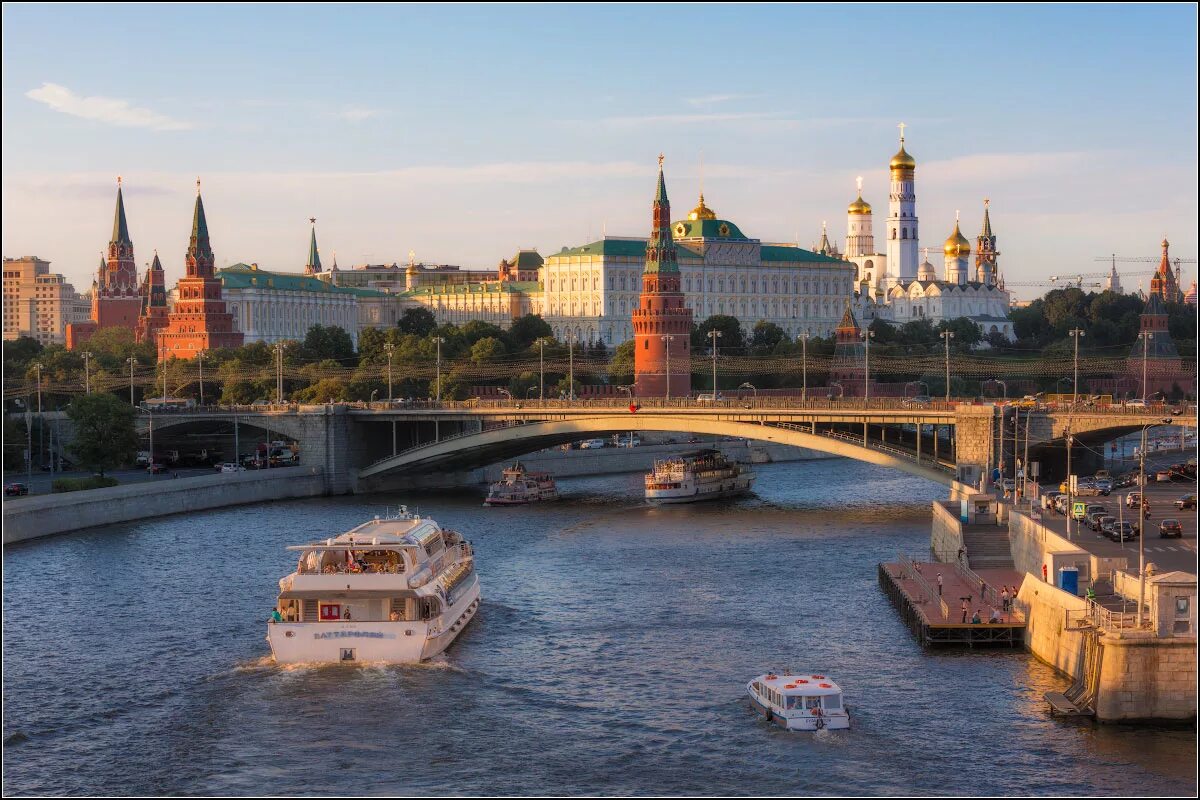 Вид на Кремль с Москва реки. Вид на Кремль с Москва реки с теплохода. Москва река в Москве. Московский Кремль вид с Патриаршего моста.