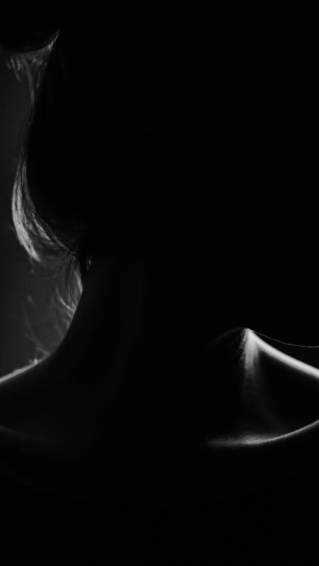 Видно темные силуэты. Парень в темноте. Силуэт лица. Женский силуэт лица в очках. Силуэт девушки.