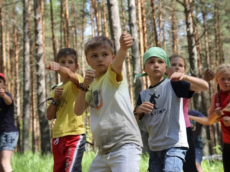 Проходит спортивный лагерь. Лагерь зеленая Поляна Селивановский район. Детский лагерь Приозерье. Приозёрье лагерь Богучарский. Летний лагерь для детей.