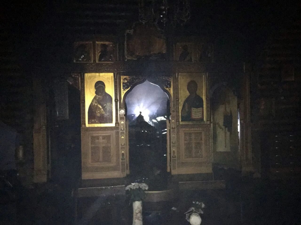 Иконы после пожара. Поджог церкви в Москве. Храм подожгли в Москве. Сгоревшая Церковь в Москве. Поджог храма на лодочной.