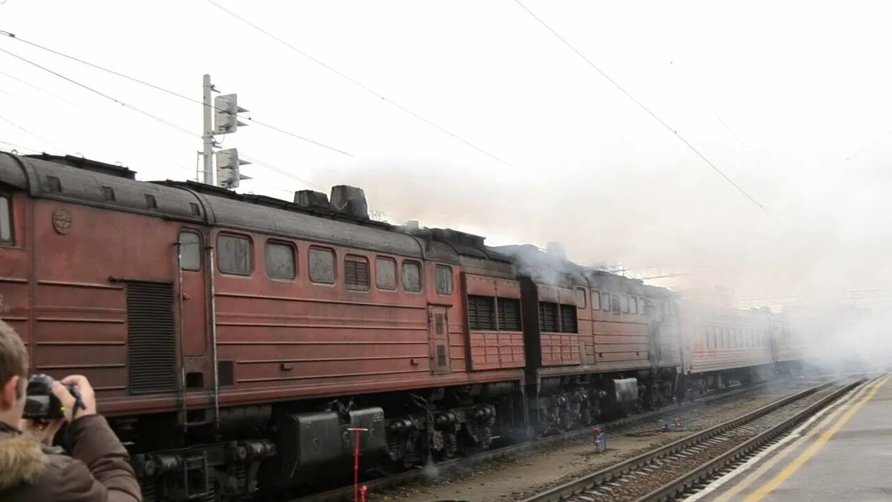 Тепловоз новый Уренгой. Поезд Челябинск новый Уренгой. Поезд в новом Уренгое. Поезд 380у.