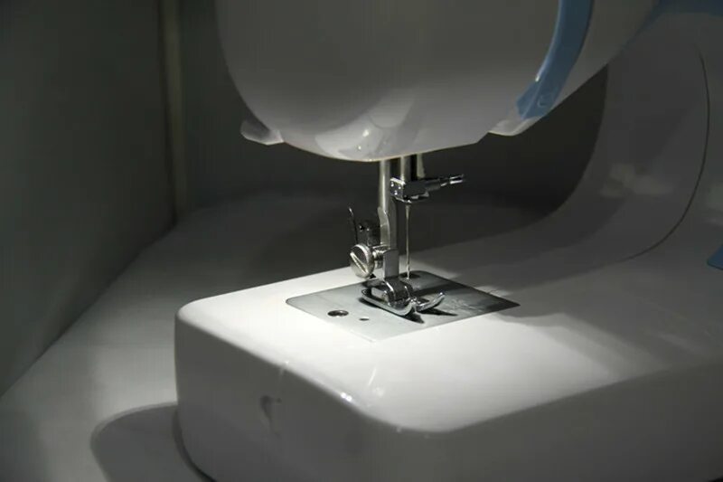 Как поменять лампочку в швейной машинке janome Janome JUBILEE 60507 (518 ЮБИЛЕЙНАЯ) 35/36 Ж внимание