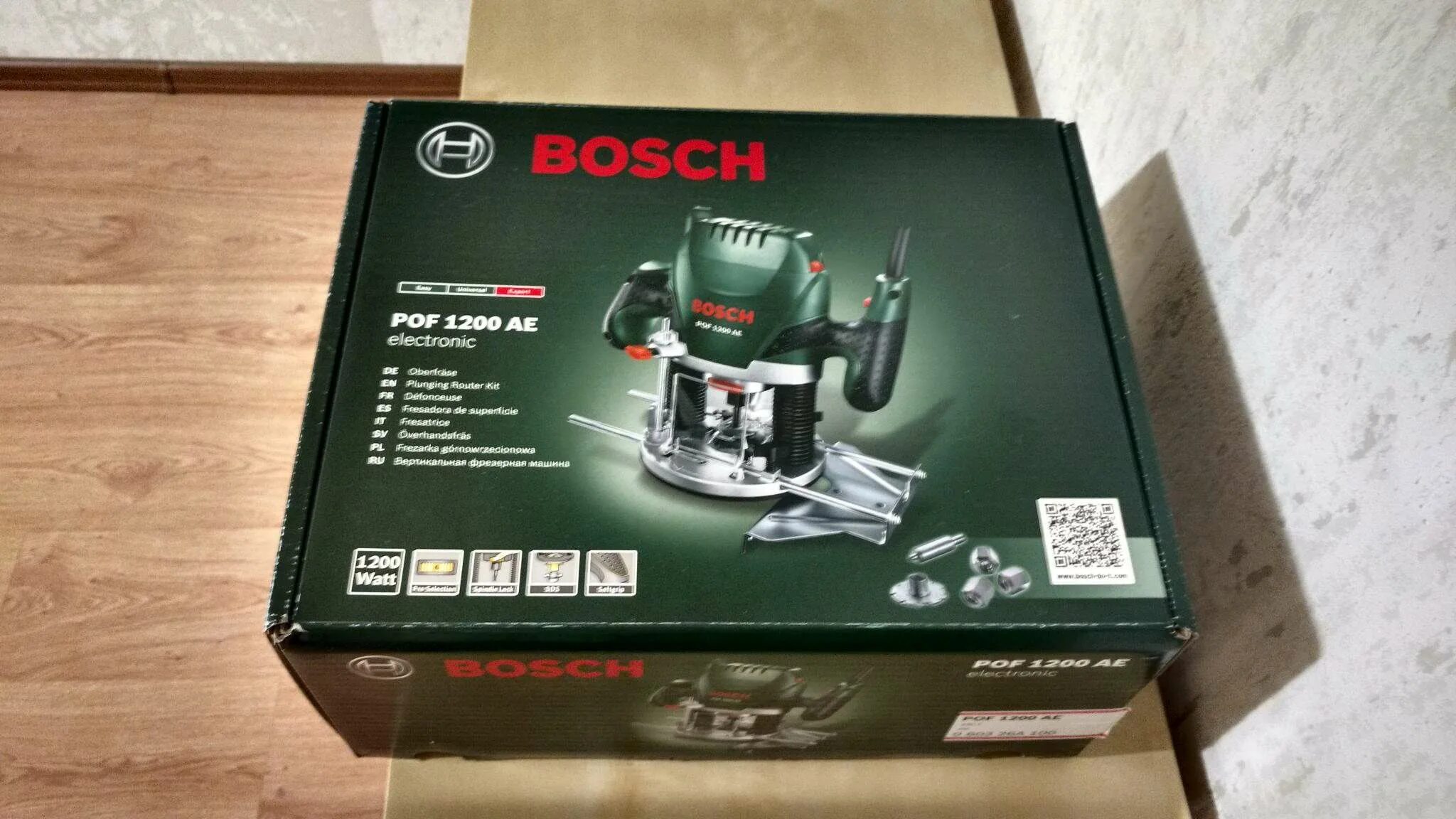 Бош 1200 купить. Фрезер Bosch POF 1200 AE + фрезы. Сетевой фрезер Bosch POF 1200 AE. Bosch 1200 AE комплектация. Фрезер вертикальный POF 1200 AE.