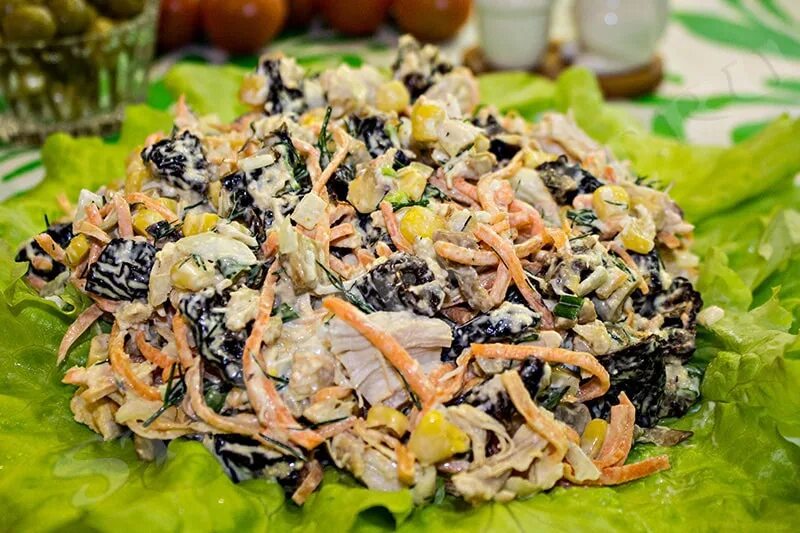 Салат с черносливом и курицей и грибами. Рецепт салата курица шампиньоны чернослив. Рецепт салата курица шампиньоны чернослив. Рецепт салата курица шампиньоны чернослив. Салат очарование слоями.