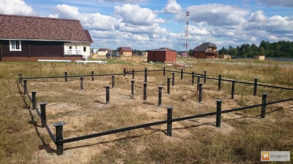 Винтовые сваи с установкой новосибирск. Винтовой фундамент. Свайный фундамент винтовые сваи. Винтовая свая 110. Завинчивание винтовых свай.