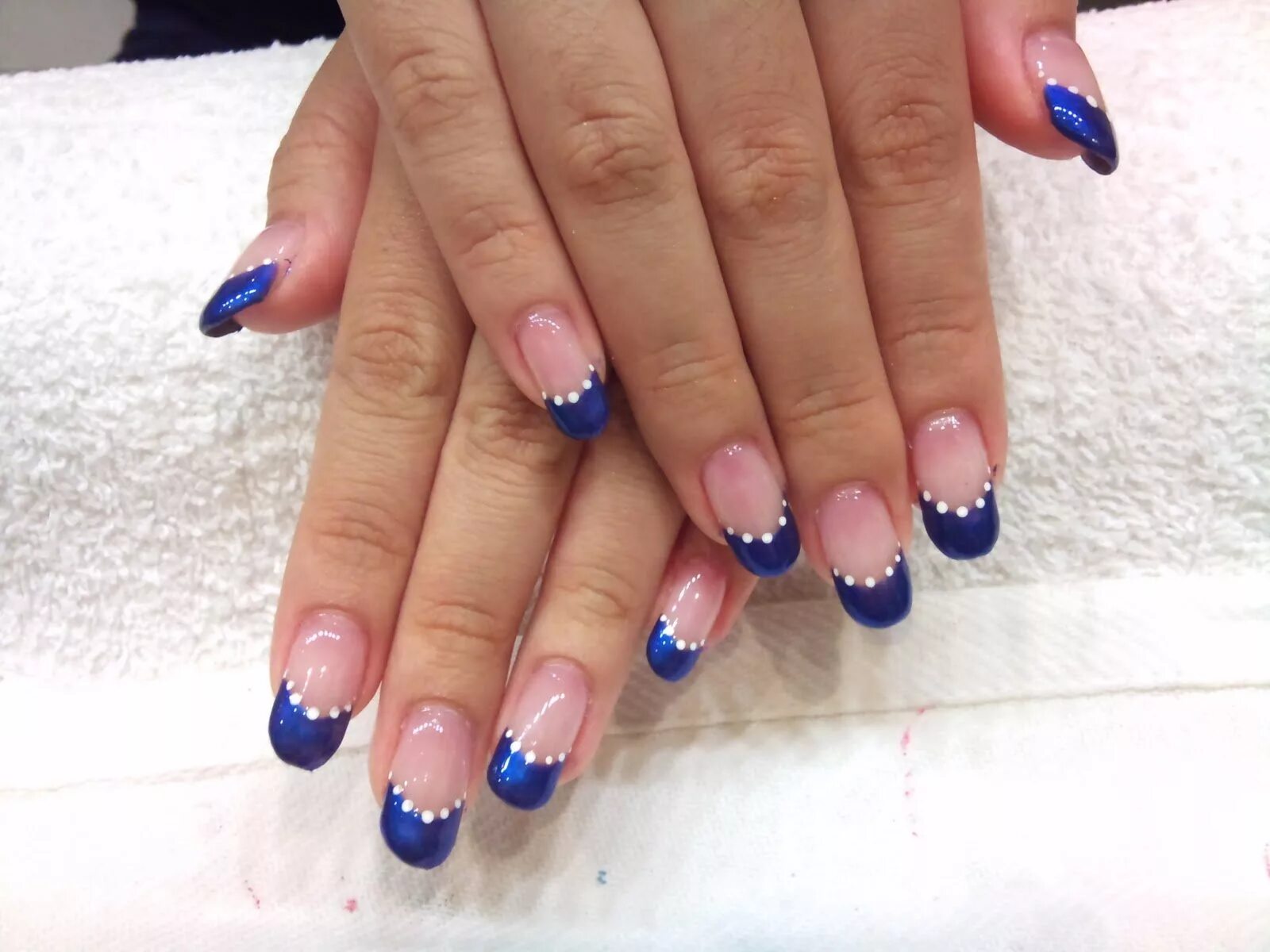 ногти синий френч с цветами. маникюр с васильками. френч с синим цветом. василек на ногтях. выкладной френч голубой.