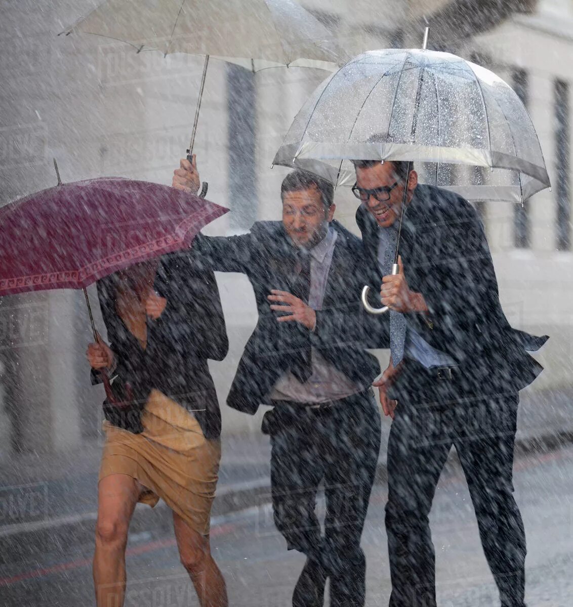 Дождь сотрудники фото. Люди с зонтами в городе Вологде. Бегать с зонтиком смешные картинки. Забыли зонтик