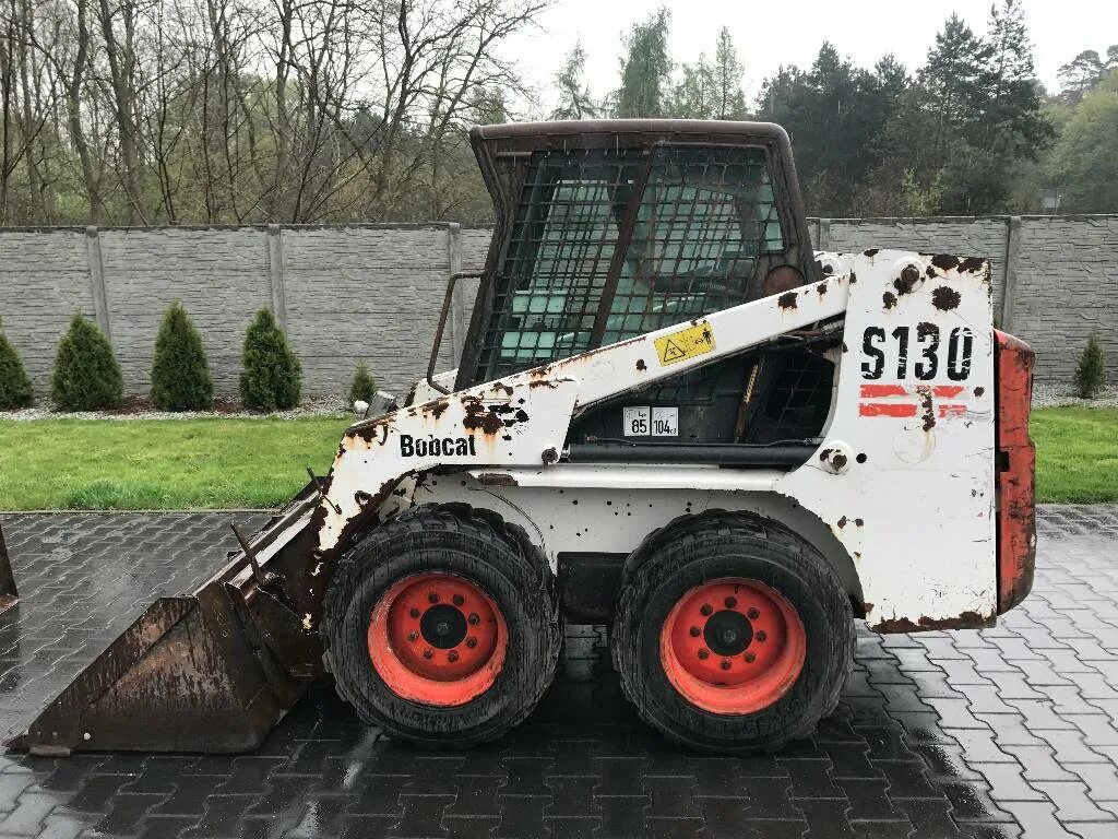 Погрузчик bobcat характеристика. Bobcat 130. Bobcat 130 трансмиссия. Бобкэт s 130 кнопки. Бобкэт 130s Размеры.