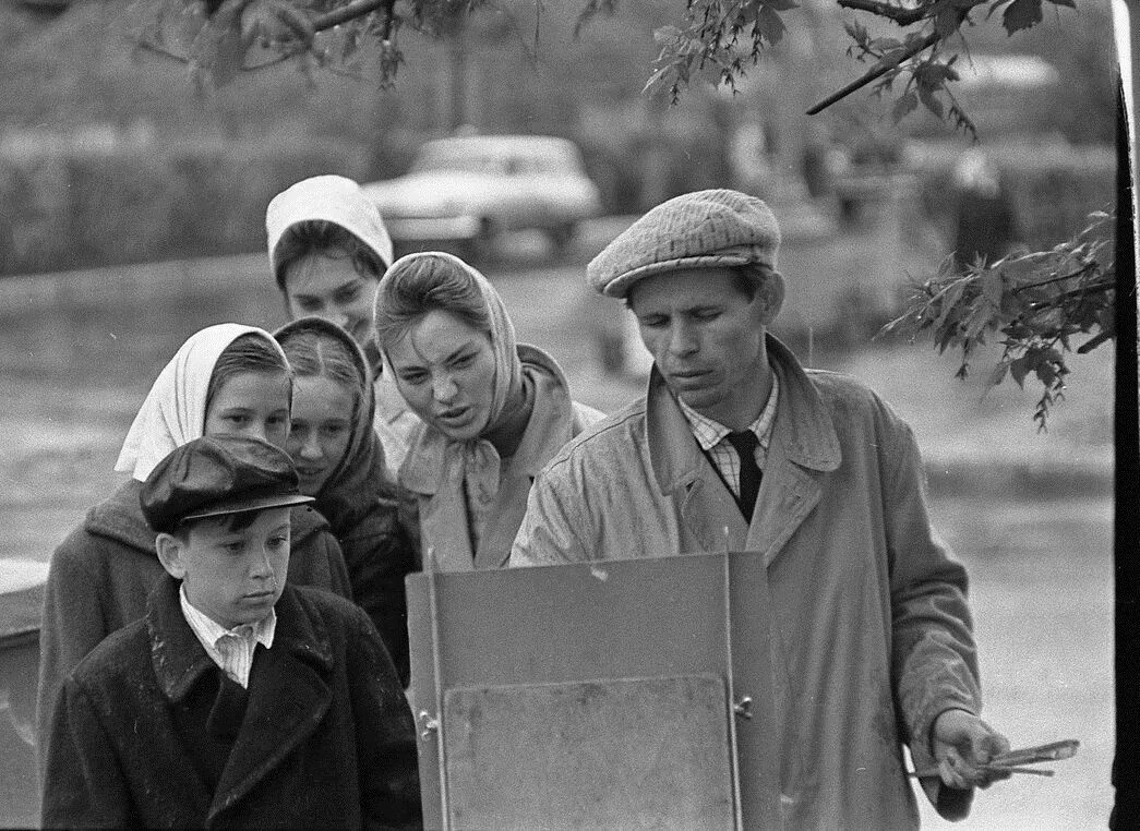 Добрые советские времена. Советские люди. Ушедшая эпоха СССР. Люди на улице СССР. Советские фото.