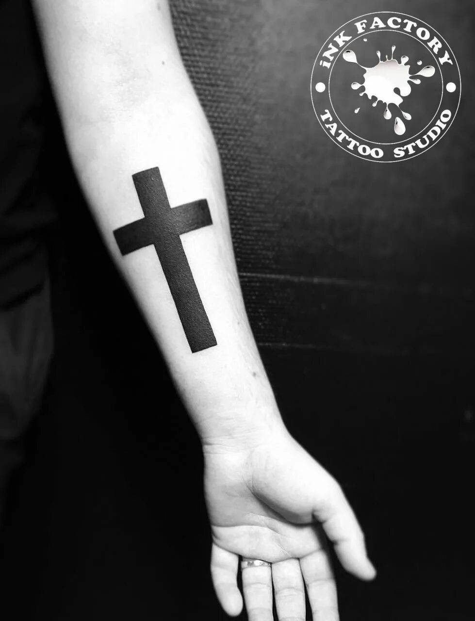 Тату крест. Тату крест на руке. Татуировки мужские на руке. Тату крест на руке мужские. Что значит тату черно