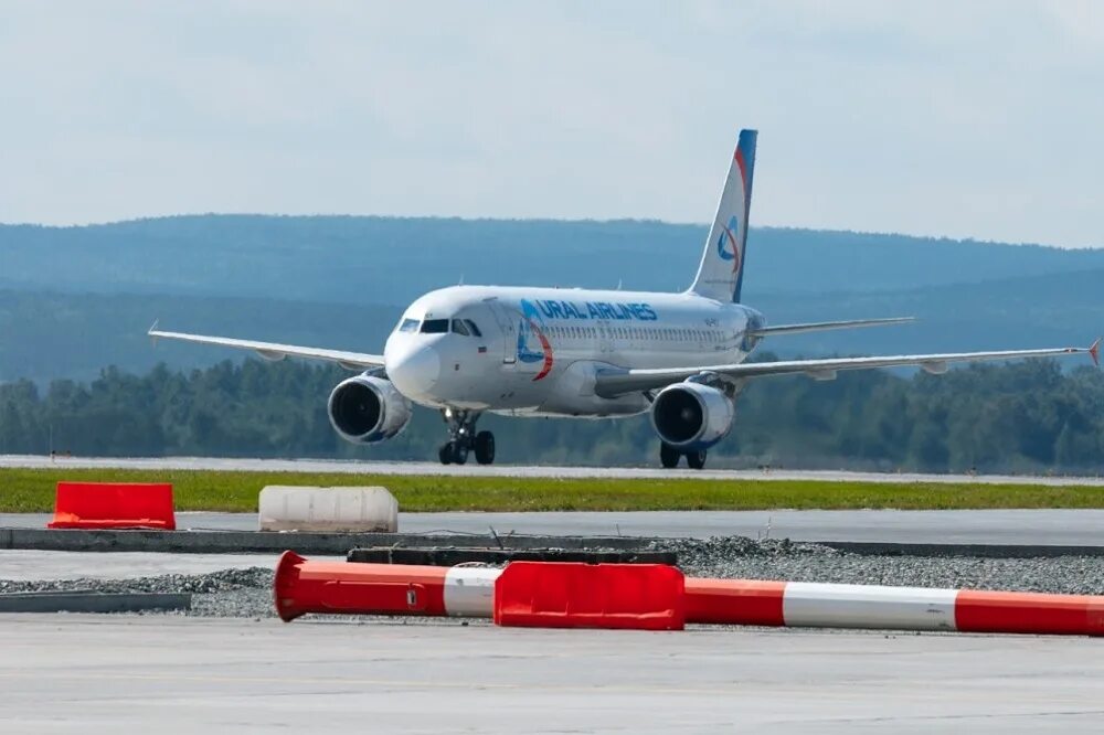 Самолет уральский фото. Самолёт Уральские авиалинии. Парк самолетов авиакомпании Уральские авиалинии. Уральские авиалинии Барнаул. Парк воздушных судов уральских авиалиний.