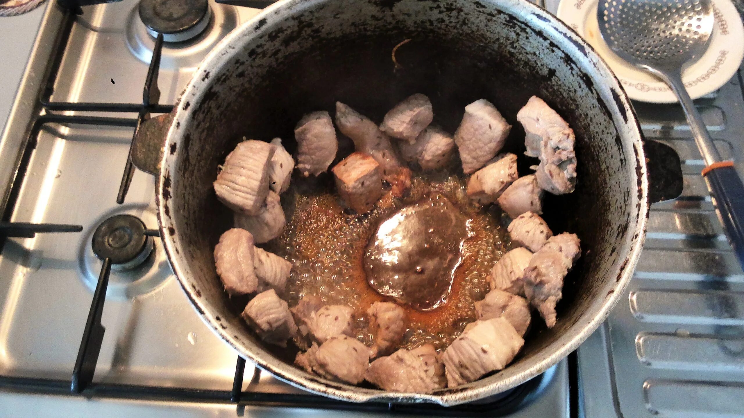 Мясо в казане на газовой плите. Баранина тушеная с картошкой в казане. Суп в казане на костре. Мясо в казане. Плов на плите.