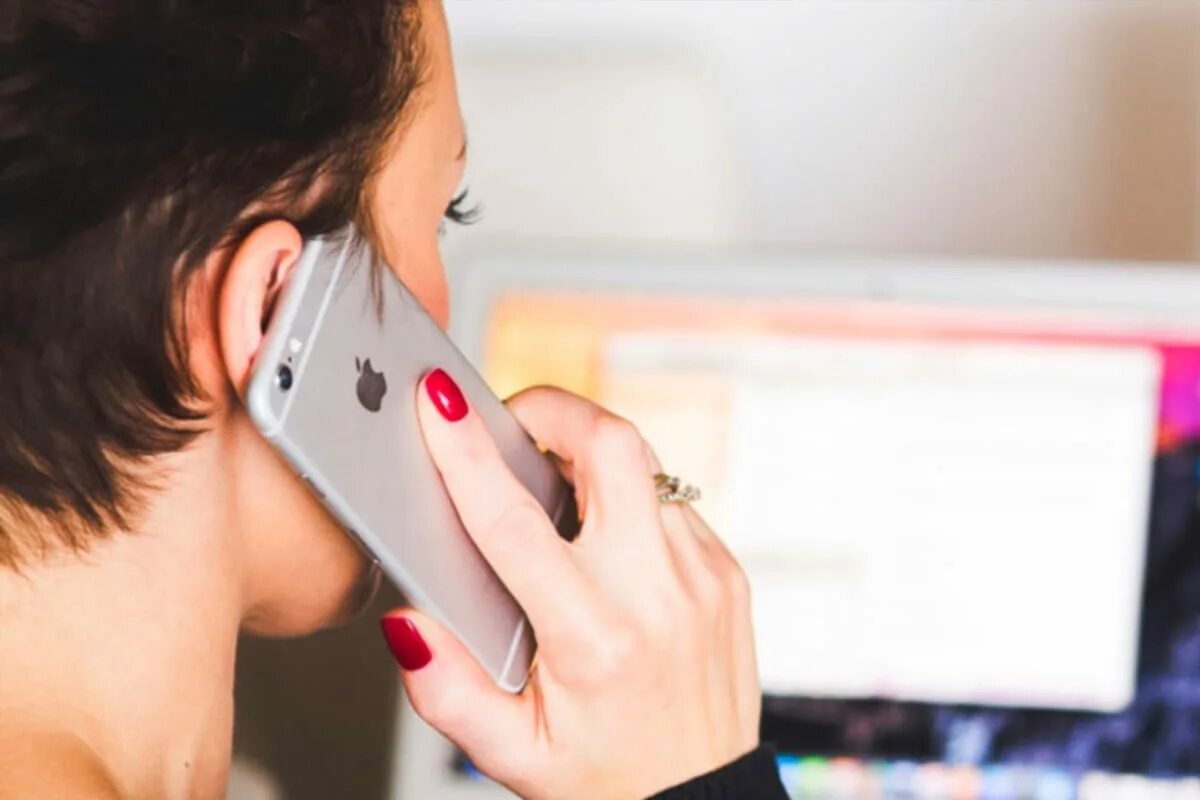 Телефонный разговор. Звонок клиенту. Звонки конкурентам. Женщина разговаривает по айфону. Телефонные переговоры с клиентом.