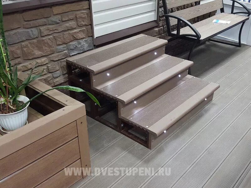 Как крепить ступень дпк. Ступень дпк 400. ступень deckrondarvolex полнотелая. крыльцо из дпк 3 ступени. ступени из дпк l=1200мм.